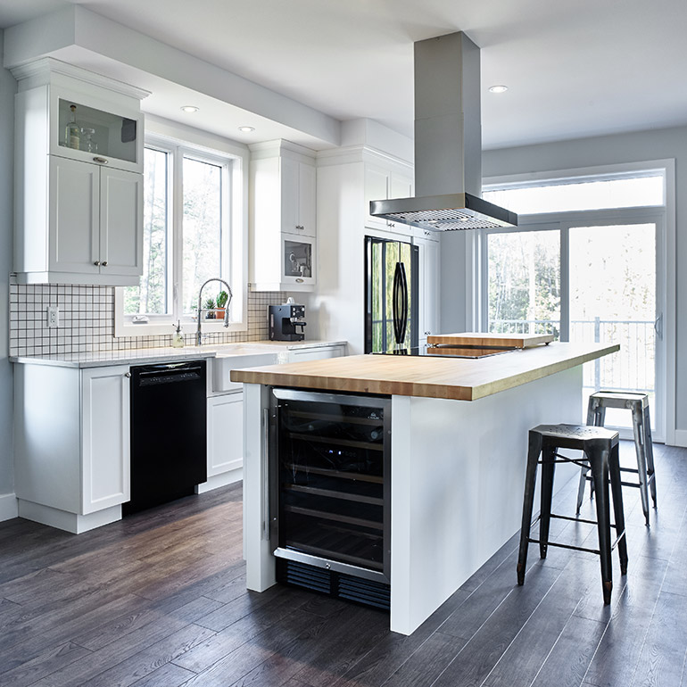 Cuisines Beauregard | Cuisine style transitionnel avec vitre décorative pour armoire en thermoplastique